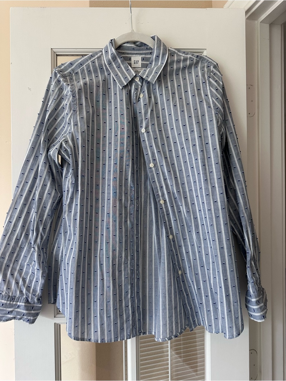 GAP Women’s Fitted Boyfriend Shirt